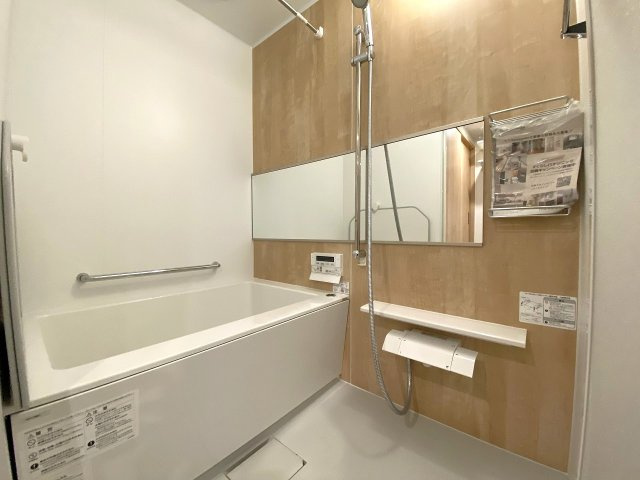 【新規交換済みの快適ユニットバス】清潔感のある綺麗なお風呂で、一日の疲れをサッパリ癒やせます。追い炊き機能やお手入れのしやすい最新仕様を備えており、毎日のバスタイムがより楽しみになります