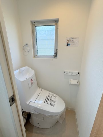 トイレも窓付きで換気しやすいです。