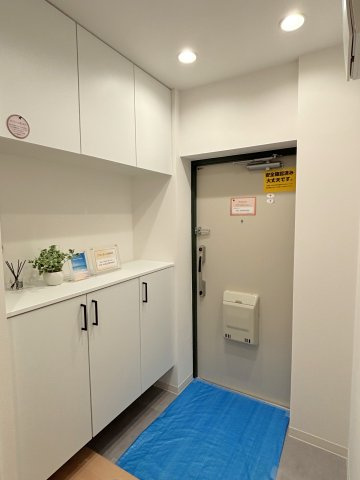 玄関はシューズボックス付き。コンパクトながら十分な収納力があります。