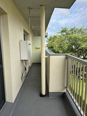 二部屋から出入りができて便利なバルコニー。