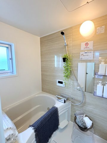 窓付きで換気がしやすい浴室。