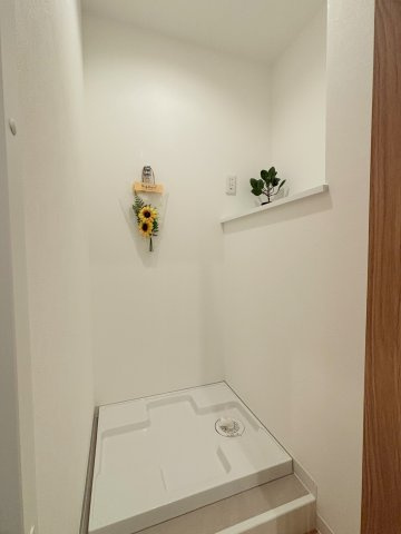 扉付きなので生活感を隠しやすい洗濯機置場。