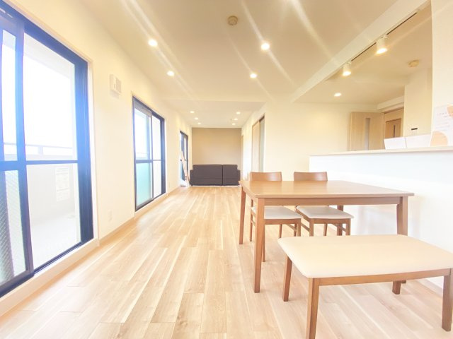 角部屋リノベ済×敷地内駐車場あり♪イーアス春日井まで車で約7分の立地で近隣に小中学校もあり生活のしやすい環境が整っています♪　