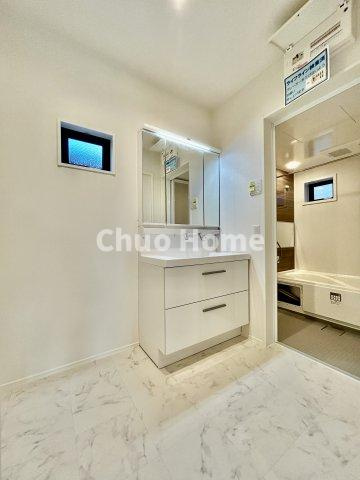 【洗面化粧台】洗面化粧台には三面鏡を採用。身だしなみを整えやすい事はもちろんですが、鏡の後ろに収納スペースを設ける事により、散らかりやすい洗面スペースをすっきりさせる事が出来るのも嬉しいですね