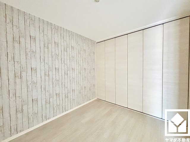 約4.5帖の洋室です。大きなクローゼット付きで整理整頓しやすいお部屋になっています。