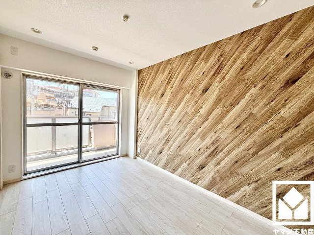 約6帖の洋室です。バルコニーにつながるお部屋で、通風・陽当たり良好。