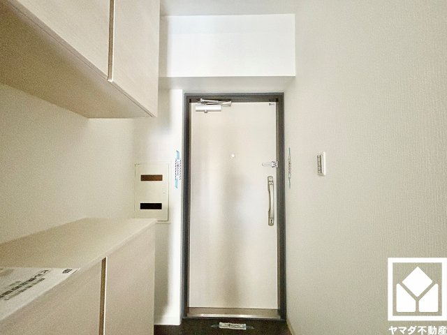 白を基調とした明るい玄関で、毎日を爽やかにスタート。清潔感あふれる空間が、訪れる人々を温かく迎えます。