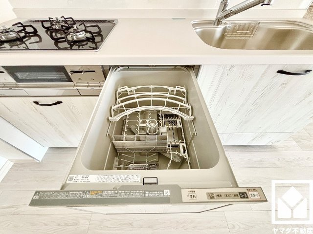 毎日の家事の負担を軽減し、節水効果も期待できる食器洗乾燥機付き。