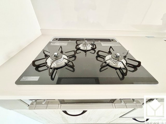 家族のごはん作りがはかどる。同時調理ができる3口コンロ付き。