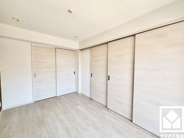 約6帖の洋室です。リビングに隣接する引き戸のお部屋で、一体でのご利用も可能です。約4.5帖の洋室とも続き部屋になっており、家族構成やライフスタイルに合わせて柔軟に活用できます。