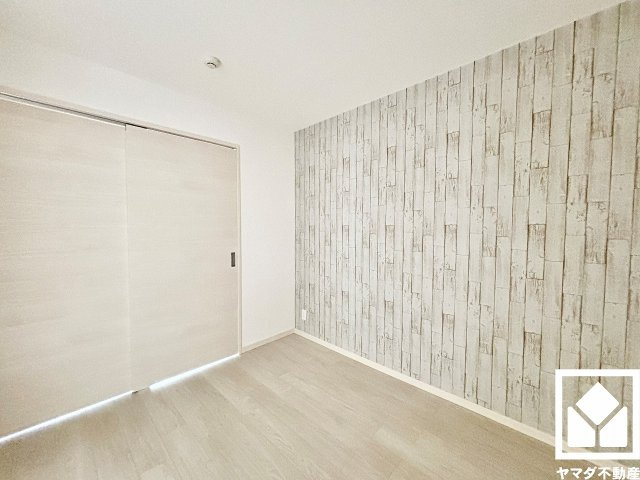 約4.5帖の洋室です。お子様のお部屋などにも丁度良い広さです。全居室フローリングでお掃除もラクラクです。