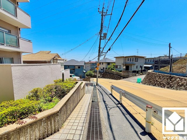 1800年以上の歴史を持つ「廣田神社」を擁する「広田山公園」まで徒歩1分（約39m）。春にはツツジや桜が美しく咲き誇る園内には遊歩道が整備されており、お散歩やウォーキングなども手軽に楽しめる環境です。
