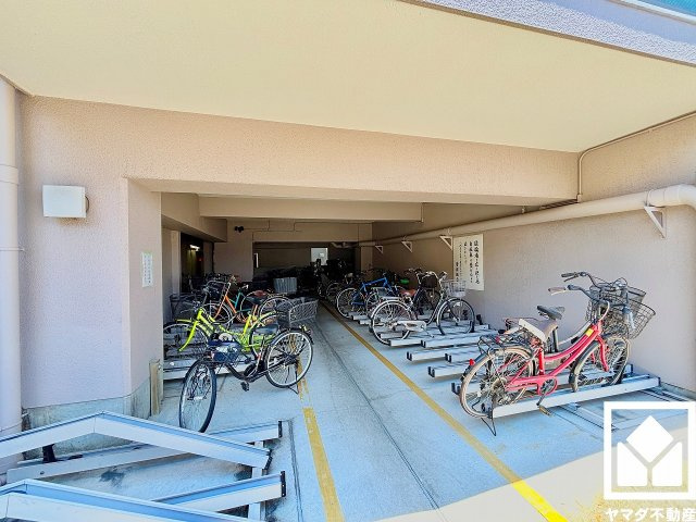 サイクルラック付きの駐輪場を設置。スッキリ整理されて、自転車同士が接触・転倒しにくい設計です（月額200円）。バイク置き場も備えています（月額1000円）。