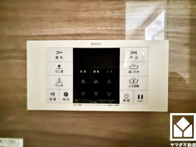 浴室側の給湯リモコンです。たし湯・たし水も可能で、お好みの温度に素早く調整できます。