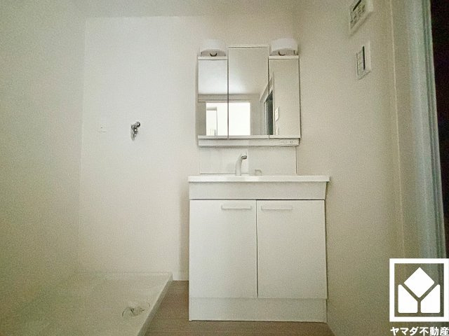 収納付きでスッキリお使い頂ける3面鏡の洗面台です。洗面ボウルが広めなので、忙しい朝でも身支度がしやすく時短になります。