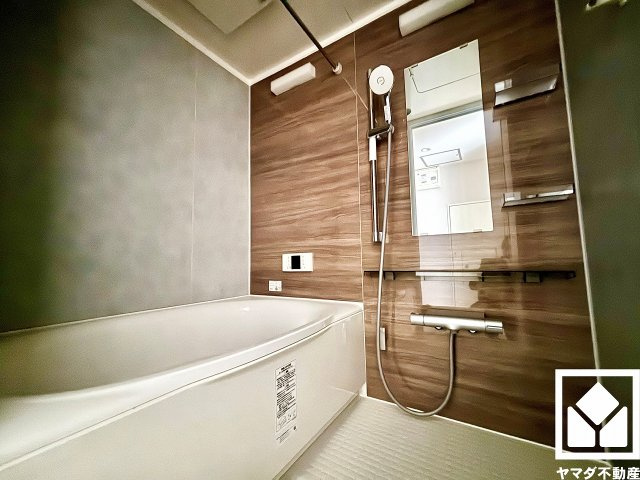 1日の疲れを癒す浴室でゆったりリフレッシュ。ナチュラルな木目調のアクセントパネルは落ち着いた雰囲気を演出してくれます。