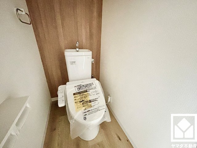明るく清潔感溢れるトイレです。温水洗浄便座付きで、季節を問わずいつでも温かい便座をお使いいただけます。