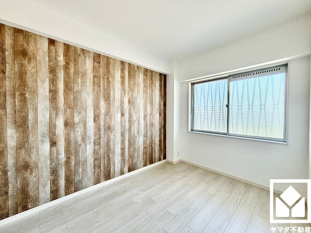 北東側洋室です。アクセントクロスを取り入れたデザイン性の高い洋室で、リラックスしたひとときを過ごせます。