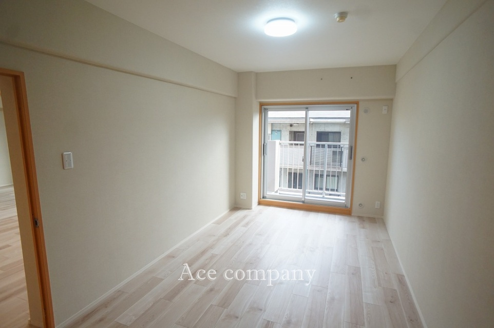 【洋室：ゆったり8帖♪】南側のバルコニーに面したお部屋です☆
