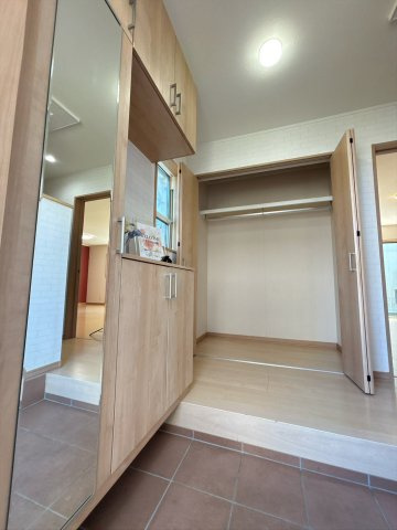 玄関収納付きで履物もすっきり。いつでも気持ちよく迎えられる住まいです。