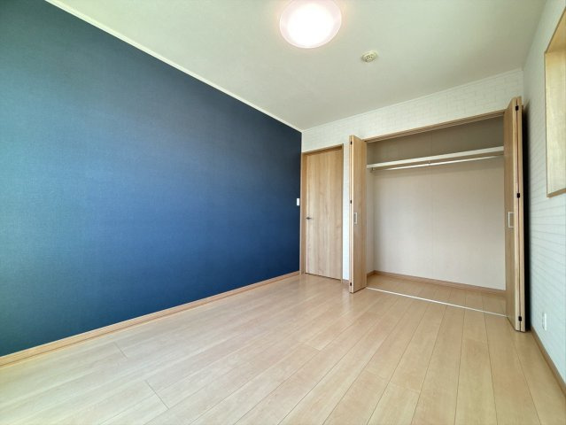 使いやすいクローゼットが最初から整っている洋室は、暮らしのはじまりがとてもスムーズ。衣類だけでなく、バッグや小物もきちんと収まり、部屋が散らかりにくくなります。