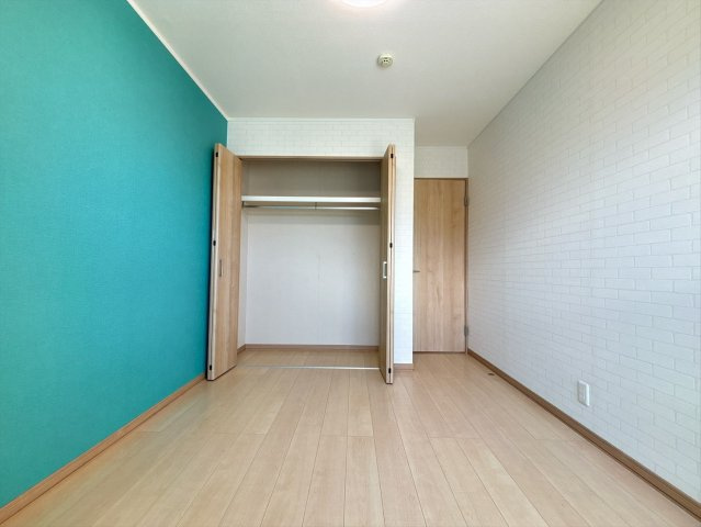 明るめのフローリングですので、壁紙ともマッチングして、お部屋を更に広くさせてくれる効果も。