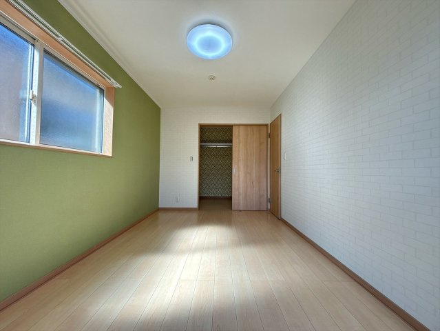上品で落ち着いた雰囲気の洋室は上質な時間を期待させます。外の景色が見え、開放感あるつくりになっています。