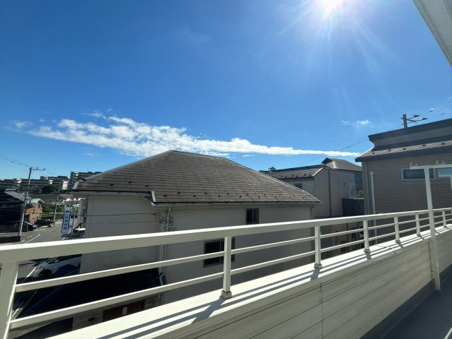開放的で心地よいバルコニー。景色を眺めながらゆったりとティータイムはいかがでしょうか。