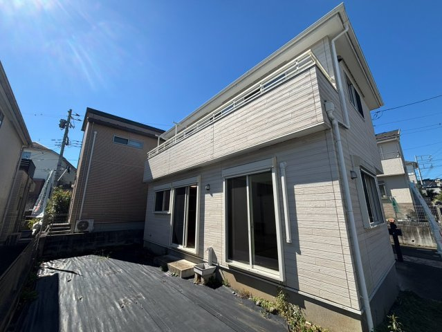 明るさと落ち着きが調和した、ホワイト×ダークの美しいコントラスト。時を経ても飽きのこない外観デザイン。
