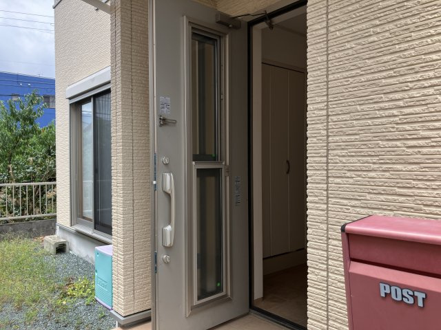玄関ドアに網戸が付いていて風通しが良いです！