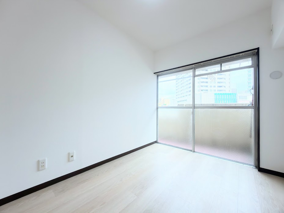 ◆室内はいつも明るい印象なので気持ちの良い朝を迎えられます。各部屋にはクローゼットを完備しており、収納が多いお家はすっきりして快適空間です。