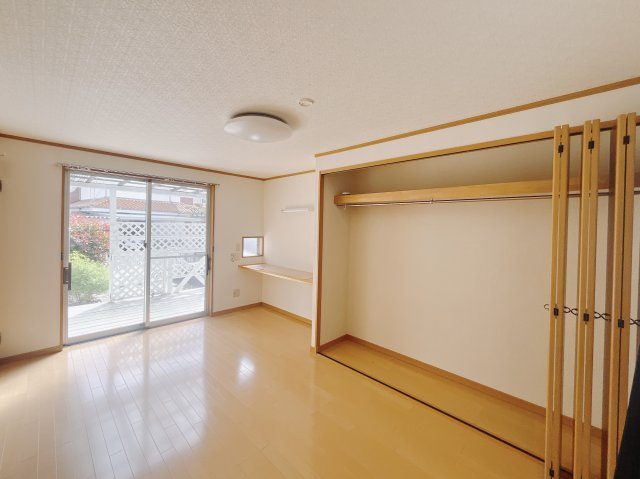 ■1階洋室｜階洋室には大きな窓をご用意しています。日中はあたたかな日差し差し込み自分時間も充実できますね＾＾