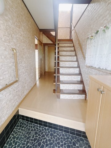 ■玄関｜毎日の「いってらっしゃい」や「お帰りなさい」を大切なご家族と過ごす玄関は〈使いやすさ〉を追求しております。玄関横の物入は急な来客時でもさっとお片付けできるスペースを確保しています。
