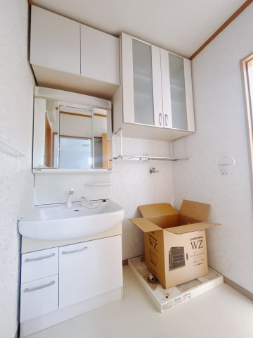 ■洗面室｜大きな鏡で朝の身支度もラクラク♪毎日の忙しい準備が楽しくなる洗面所です(^^♪