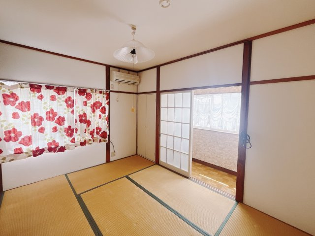 ■2階和室｜意外と場所をとるアイロンがけや、お洗濯物を畳むときにも広々と使うことができ、ちょっと一休みしたいとき、すぐに横になれるのも魅力です♪