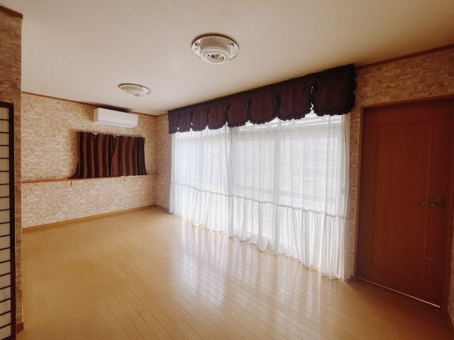 ■リビング｜大きい窓からあたたかいたっぷりの光が入ります♪開放的な空間で毎日をもっと快適に(*＾＾*)