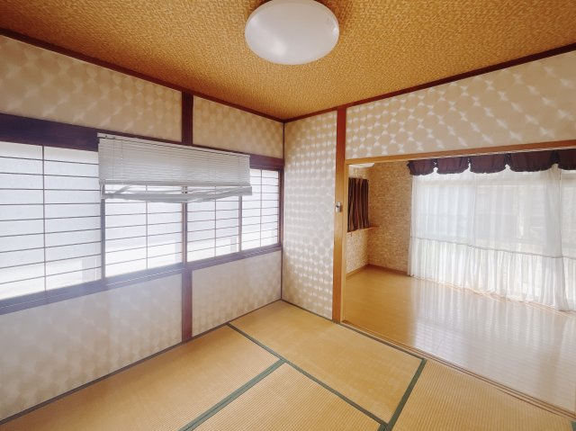 ■1階和室｜「続き間の和室」は子育て世代にこそ適しています。お子様のお昼寝スペースや、洗濯物をたたむのに便利です。客間やリビングの延長としても使えます。