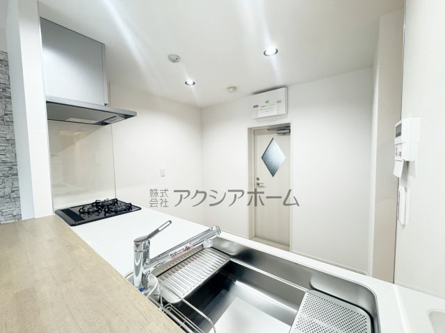 キッチンの後ろからも廊下に出られます！