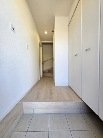 ※イメージ画像。同物件2号棟の写真です。　明るく清潔感のある玄関。大容量の収納も備えています。