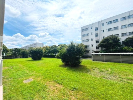 バルコニーからの眺望です。1階住戸ですが多摩川住宅の緑溢れる景観が望めます♪