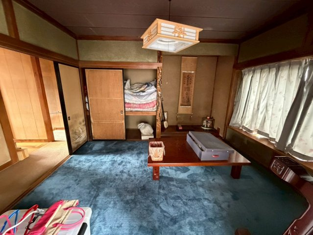 趣のある続き間。使い古された風合いを活かすも良しです。
