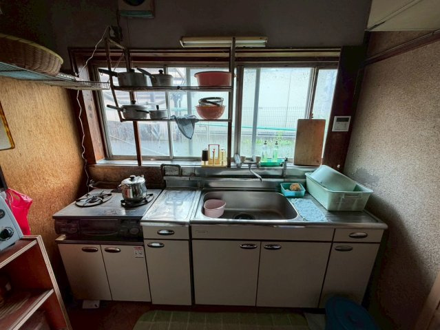 コンパクトなキッチン。使い勝手に合わせた改装を楽しめます。
