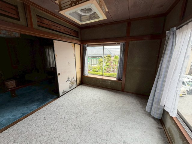 窓からあたたかな光が差し込む落ち着いた居室スペースです。