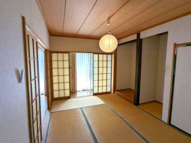 畳の上でゆっくりとくつろげる和室です
