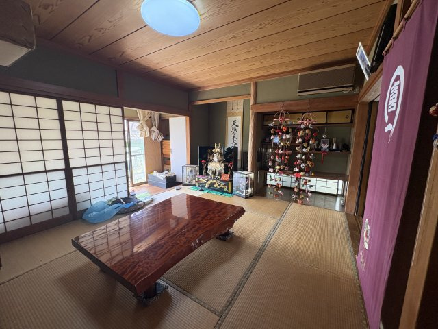 趣ある板の間は、季節のしつらえやお気に入りの飾りを楽しめる空間です。