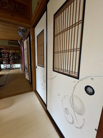 オシャレなデザインのふすまは、和室にモダンな雰囲気を演出しています。