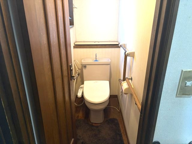 コンパクト設計のロータンクトイレで、手すりも備わった安心の仕様です。
