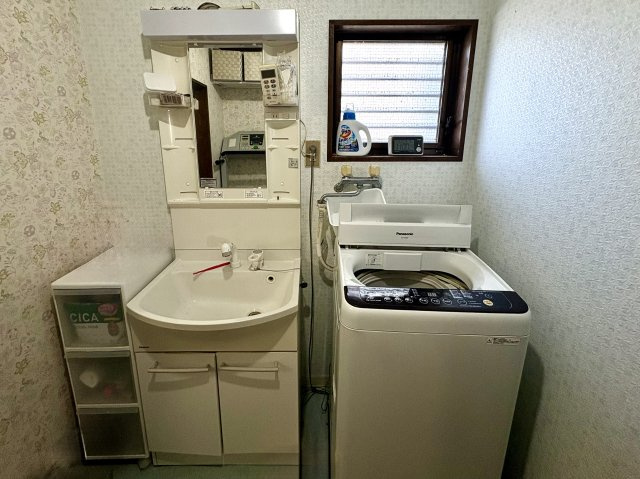 洗面室には窓があり、自然光を取り込むことで、明るく清潔感のある洗面室となっています。