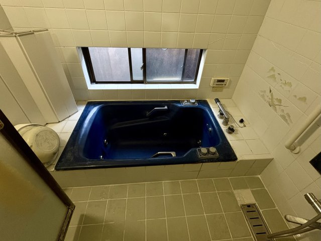 モノトーンを基調とした、落ち着きと清潔感のある浴室です。