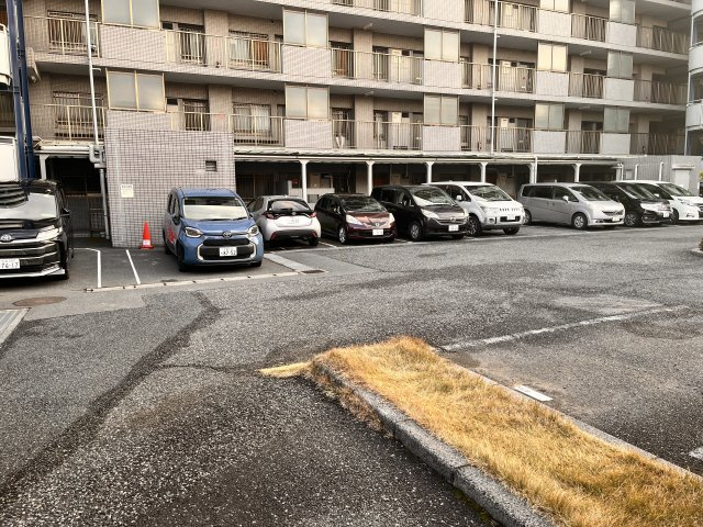 平置きの駐車場になっているので、出し入れが楽々です。